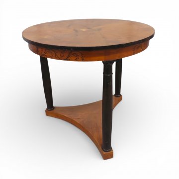 Tisch, Kirschbaum, Zarge mit schwarzen Intarsien, 3 schwarze Säulen, Sockel, ø80xH74