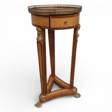 Beistelltisch, Intarsien, figürliche Beschläge und Füße Messing, 3 Beine auf 3-Ecksockel, Schub, Messingrand, ø33 H72