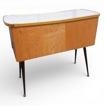 Kommode  FUJ  2 Kiefertüren, Seiten  schwarz, beige Platte, dunkle Spitzbeine. 70x27x58cm.