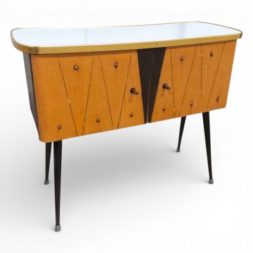 Kommode  FUJ  2 Kiefertüren, Seiten  schwarz, beige Platte, dunkle Spitzbeine. 70x27x58cm.