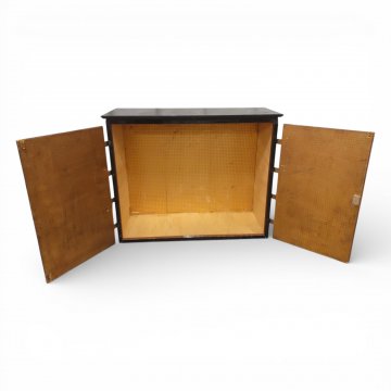 Kommode, FB, schwarz lackiert, Front mit Chinoiserien bunt, Messingbeschläge, 2-türig, B124xT52xH98