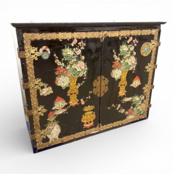 Kommode, FB, schwarz lackiert, Front mit Chinoiserien bunt, Messingbeschläge, 2-türig, B124xT52xH98
