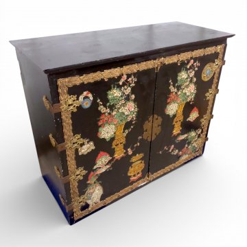 Kommode, FB, schwarz lackiert, Front mit Chinoiserien bunt, Messingbeschläge, 2-türig, B124xT52xH98