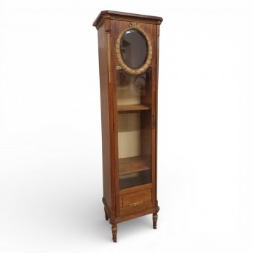 Vitrine, Mahagoni braun, 1-türig, oben ovaler Glaseinsatz mit goldenen Schlaufenverzierungen, 3 Einlegeböden, B45xH165