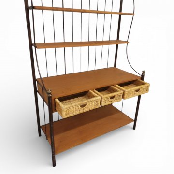 Regal GRANGE, Schmiedeeisen, geschwungen, Rücken gestäbt, Messingabschlüsse, 5 Böden Teak, 3 Schübe Rattan, B111xH198