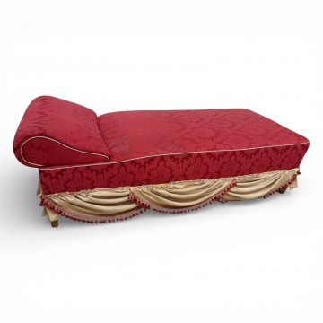 Liege, Damast rot gemustert, Schabracke gold drapiert mit Bömmeln, Kopfteil erhöht, L190