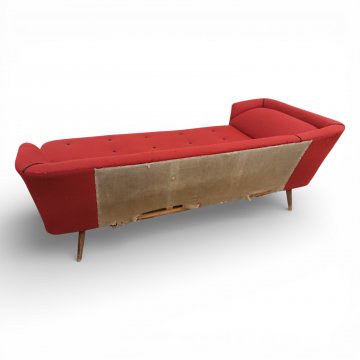 Liege, Vollpolster dkl.rot, Liegefläche kapituniert, Kopfteil erhöht, Armlehne, Füße konisch schräg, L200