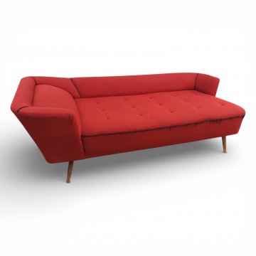 Liege, Vollpolster dkl.rot, Liegefläche kapituniert, Kopfteil erhöht, Armlehne, Füße konisch schräg, L200