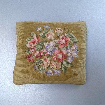 Kissen 42x40 Stickbild, grün, Blumenbuquet, Rücks., lindgrün, glanzgrünes Rautenmuster