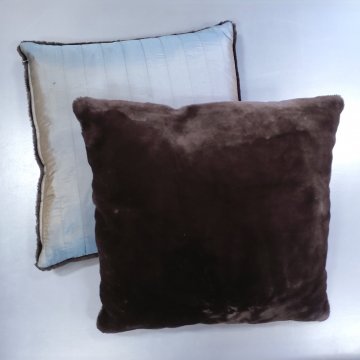 Kissen 70x70 Teddyplüsch dunkelbraun / Seide graublau gesteppt