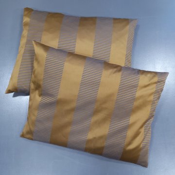 Kissen 50x60 Satin, gold, Blockstreifen mit grauen schmalen Querstreifen