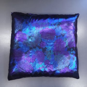 Sofakissen 75x70 Satin schwarz, blau/grüne+lilafb Blüten, schillernd, Rücks. grau