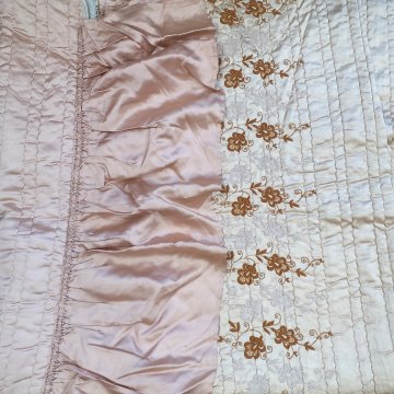 Steppdecke 220x220 beige/lachs, Seide mit brauner Stickerei, Volant an 2 Seiten