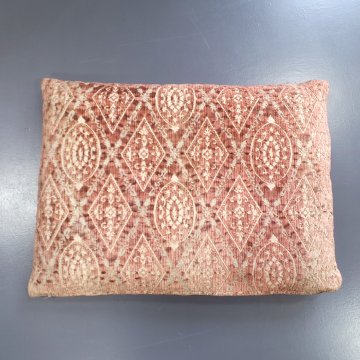 Kissen 38x50 Stilstoff, Samt, fraise creme, Rhomben- Medaillonmuster /   Rückseite fraise,Seidendamast, beige Rosensträuße