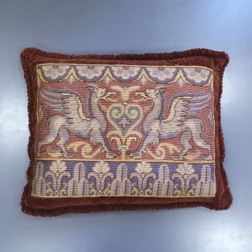 Kissen 50x70 Samt, braun, gesmogte Randrolle, Kissenplatte gesticktes Wappenmuster 2 Greife fraise lilafb.