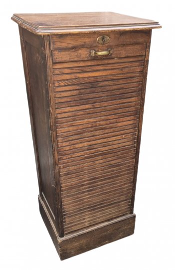 Aktenkommode dkl. m. Rolljalousie, innen 6 Schübe, auf Sockel, 1 Schlüssel, 49x45, h 112cm