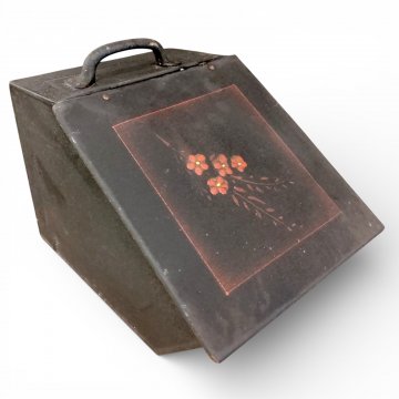 Kohlenschütte, Blech rostig, Klappdeckel mit roten Blumen, Handgriff, H30xB25xT40, GEFÜLLT MIT STEINKOHLESTÜCKEN