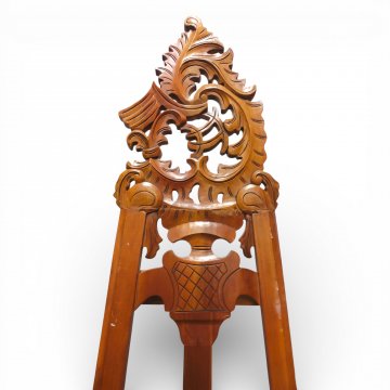 Staffelei, Teak h´braun, verziert, Krönung durchbrochen, Klappstrebe, H215