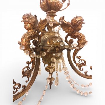 Krone Messing JHW 3 Engel, reich verzierte geschwungene Messingarme, 3-flg. E27, satinierte Glaskugeln, Kristallketten