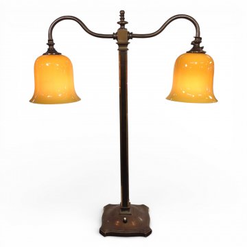 Tischlampe Messing brüniert, 2 Ausleger, E27, eckige Säule H69, Glasschirme Tulpenform caramelfarben Ø u.15