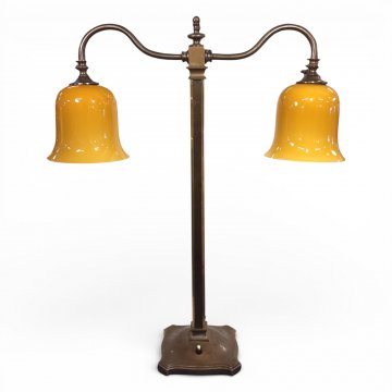 Tischlampe Messing brüniert, 2 Ausleger, E27, eckige Säule H69, Glasschirme Tulpenform caramelfarben Ø u.15