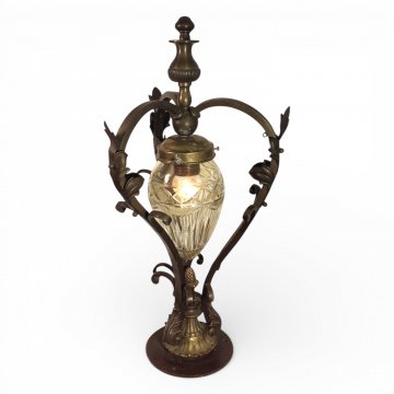 Tischlampe, Messing brüniert, 3 Bögen m. Blattwerk u. Spitze, auf Tellerfuß , 1-flg. E27, Glasschirm Zapfenform mit Zierschliff, Innenmaß Ø5,5, H55