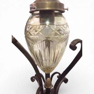 Tischlampe, Messing brüniert, 3 Bögen m. Blattwerk u. Spitze, auf Tellerfuß , 1-flg. E27, Glasschirm Zapfenform mit Zierschliff, Innenmaß Ø5,5, H55