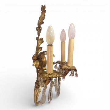 Wandlampe BAROCK 3-flg. Bronze feuervergoldet, Ausleger und Schild Akanthusbläter Verzierung, Kristallbehang, L53xB33