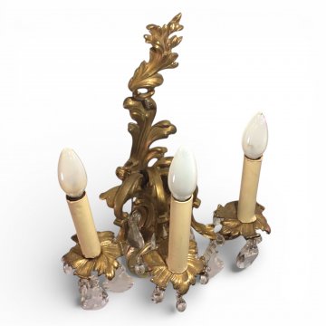 Wandlampe BAROCK 3-flg. Bronze feuervergoldet, Ausleger und Schild Akanthusbläter Verzierung, Kristallbehang, L53xB33