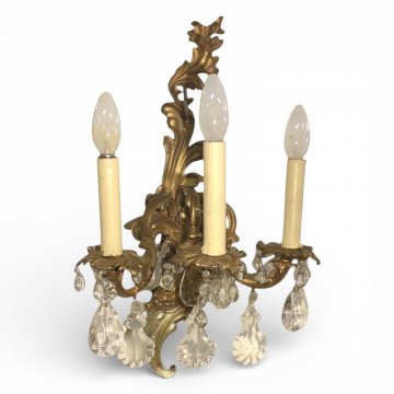 Wandlampe BAROCK 3-flg. Bronze feuervergoldet, Ausleger und Schild Akanthusbläter Verzierung, Kristallbehang, L53xB33