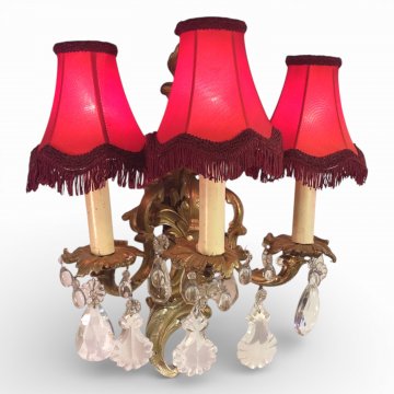 Wandlampe BAROCK 3-flg. Bronze feuervergoldet, Ausleger und Schild Akanthusbläter Verzierung, Kristallbehang, L53xB33