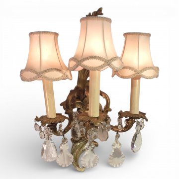 Wandlampe BAROCK 3-flg. Bronze feuervergoldet, Ausleger und Schild Akanthusbläter Verzierung, Kristallbehang, L53xB33