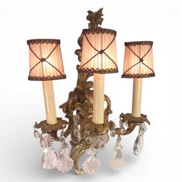 Wandlampe BAROCK 3-flg. Bronze feuervergoldet, Ausleger und Schild Akanthusbläter Verzierung, Kristallbehang, L53xB33