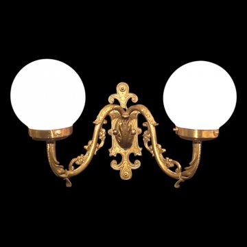 Wandleuchte, Messing, 2-flg ohne Glas, Wandhalterung längst verziert, 2 Ausleger Blattverzierung, H25xT30xB30, E27 max. 60W