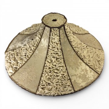 Lampenschirm Kegelform, cremef. Damast/ gesmogte Seide, zerschlissen, Goldborte, ø47, h 25cm