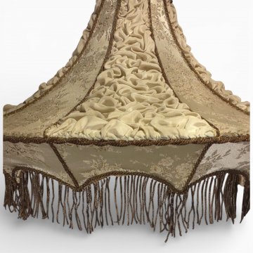 Lampenschirm Kegelform, cremef. Damast/ gesmogte Seide, zerschlissen, Goldborte, ø47, h 25cm