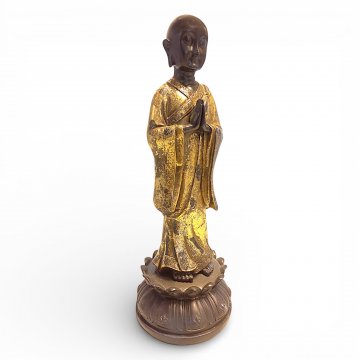 Figur Buddha stehend männlich mit Goldgewand betend, H 29 cm x ø11 cm
