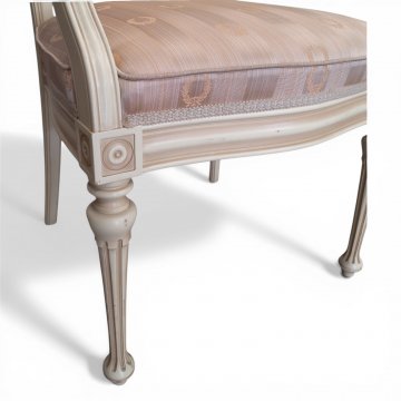 Armlehnsessel creme/lachsfarb. Damast, Schleiflack cremefarb., kannelierte Füße, 60x55, h 123cm