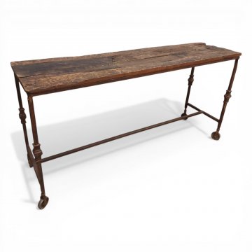 Konsoltisch rustikal, Eisengestell antik, dunkle Holzbohle zerfurcht, a. Rollen, ca. 150x35, h 85cm