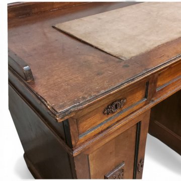 Schreibtisch klein Nußbaum, geschnitzte Türen und Schübe, kleine Galerie, 105x56cm, h 74cm