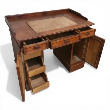 Schreibtisch klein Nußbaum, geschnitzte Türen und Schübe, kleine Galerie, 105x56cm, h 74cm