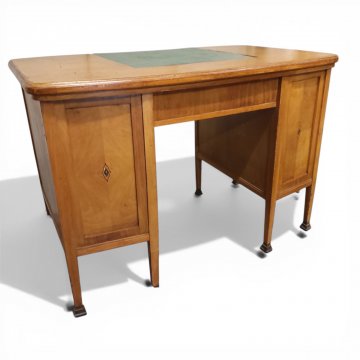 Schreibtisch hell Birke, um 1920, m. Intarsien in Türen, Platteneinsatz grün Samt, 110x60cm, h 77cm