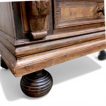 Stollenschrank, halbhoch,Tür mit Füllung RAUTE, 1 Schub, 93x55cm, h 148 cm, gedrehte Säulen, Kugelfüße, 1 Schlüssel