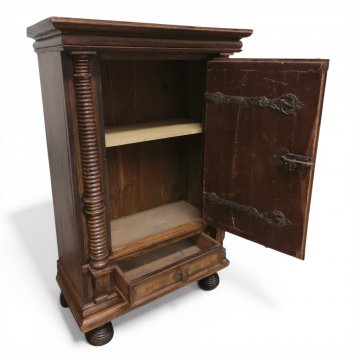 Stollenschrank, halbhoch,Tür mit Füllung RAUTE, 1 Schub, 93x55cm, h 148 cm, gedrehte Säulen, Kugelfüße, 1 Schlüssel