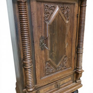 Stollenschrank, halbhoch,Tür mit Füllung RAUTE, 1 Schub, 93x55cm, h 148 cm, gedrehte Säulen, Kugelfüße, 1 Schlüssel