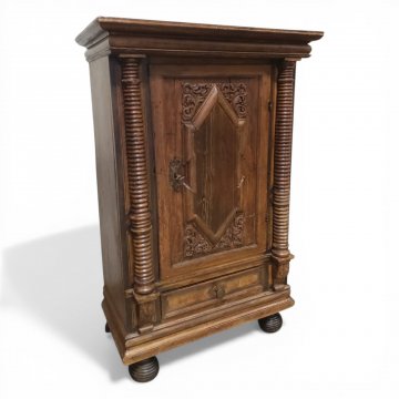 Stollenschrank, halbhoch,Tür mit Füllung RAUTE, 1 Schub, 93x55cm, h 148 cm, gedrehte Säulen, Kugelfüße, 1 Schlüssel