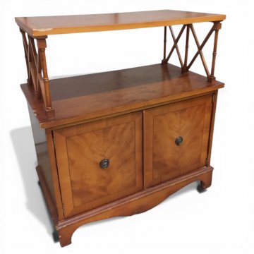 Kommode Eibe, seitl. mit Gitterverzierung engl., 72x41cm, h 78cm