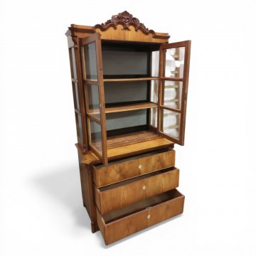 Vitrine hell Nußb., geschnitzt Krönung,2 Glastüren Kommodenunterteil (3 Schubladen),  110x55cm, h 215cm, m. Schlüssel