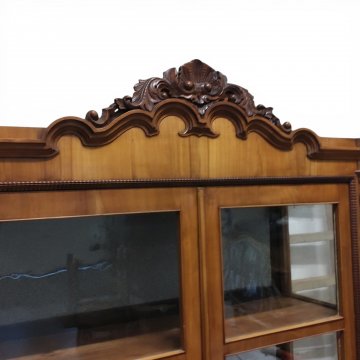 Vitrine hell Nußb., geschnitzt Krönung,2 Glastüren Kommodenunterteil (3 Schubladen),  110x55cm, h 215cm, m. Schlüssel