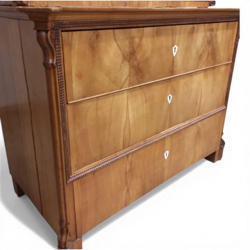 Vitrine hell Nußb., geschnitzt Krönung,2 Glastüren Kommodenunterteil (3 Schubladen),  110x55cm, h 215cm, m. Schlüssel